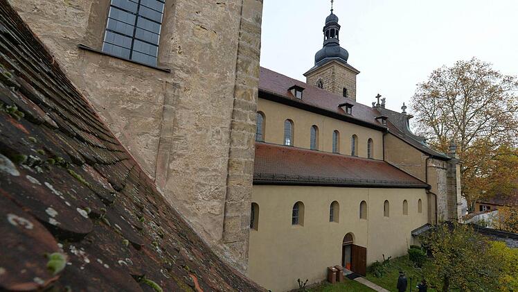 Das Dach der Kapelle ist marode, rechts die St. Jakobs-Kirche.