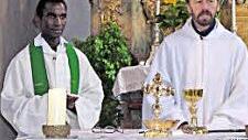 Rudi Reinhart (rechts) feierte mit allen Firmlingen aus der Pfarreiengemeinschaft "Am Weinstock Jesu" aus den Pfarreien Zeil, Sand Krum und Ziegelanger in der Dorfkiche Krum einen Gottesdienst. Mit am Altar stand Pater Cornelius aus Tansania. Foto: Wolfgang Ortloff