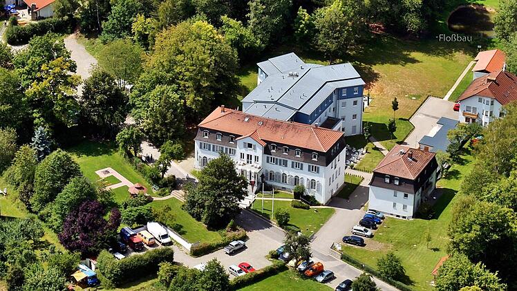 Die Gesamtanlage vor der Erweiterung des Haupthaus (vorn) um eine Fensterachse nach links. Foto: Sigismund von Dobschütz