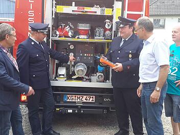 Genau unter die Lupe nahmen Zeitlofs Bürgermeister Wilhelm Friedrich (links) sowie dessen Stellvertreter Roland Limpert (2. von rechts) und Martin Stoeck (rechts) das neue Feuerwehrauto. Sachkundige Erläuterungen gab es von den Weißenbacher Kommandanten Thomas Brand (2. von links) und Frank Schiffler (Bildmitte). Fotos: Rolf Pralle