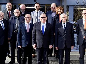Die Geehrten und Gratulanten vor dem Landratsamt (von links): Richard Krappmann, Jürgen Kohmann, Günter Fischer, Ulrich Schmitt, Wolfgang Herold, Andreas Hügerich, Wolfgang Sievert, Otto Dinkel, Christine Frieß, Alfred Thieret und Landrat Christian Meißner  Foto: Andreas Welz