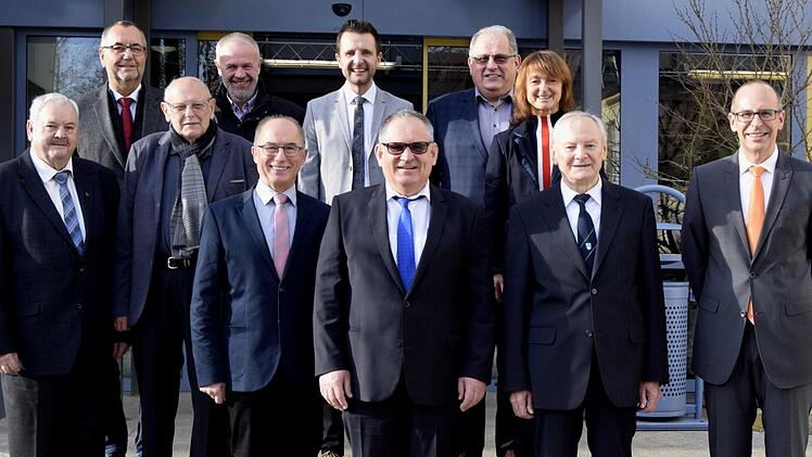 Die Geehrten und Gratulanten vor dem Landratsamt (von links): Richard Krappmann, Jürgen Kohmann, Günter Fischer, Ulrich Schmitt, Wolfgang Herold, Andreas Hügerich, Wolfgang Sievert, Otto Dinkel, Christine Frieß, Alfred Thieret und Landrat Christian Meißner  Foto: Andreas Welz