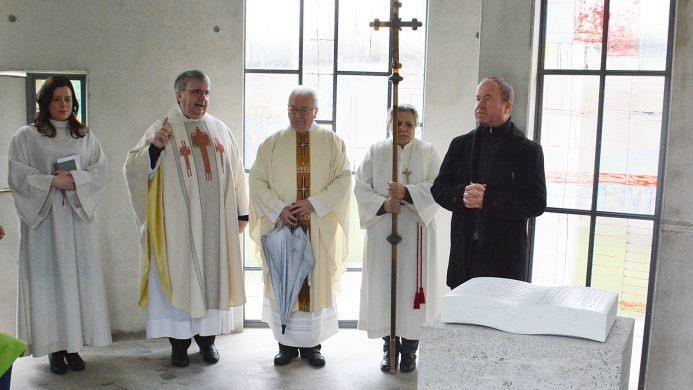 Eine kurze Andacht fand nach dem Gottesdienst im Mahnmal für Euthanasieopfer in Maria Bildhausen statt. Foto: Hanns Friedrich
