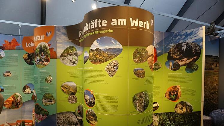 Auf geschwungenen Tafeln lädt die Ausstellung "Naturparke in Bayern" ein,  die Schönheiten der 19 bayerischen Naturparke zu entdecken. Foto: Marion Eckert