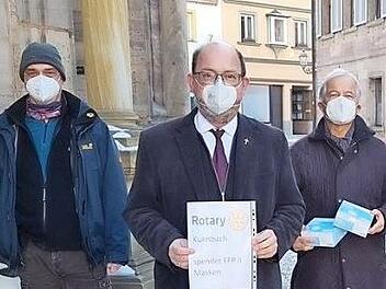 Unser Bild entstand vor der Spitalkirche und zeigt Dekan Thomas Kretschmar (Mitte) mit den Rotariern Jochen Haueißen (links) und Bernd Matthes.