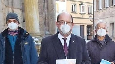 Unser Bild entstand vor der Spitalkirche und zeigt Dekan Thomas Kretschmar (Mitte) mit den Rotariern Jochen Haueißen (links) und Bernd Matthes.