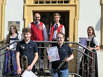 Ausbildungsleiter Richard Dees (3. von links) gratulierte (von links) Anna Brustmann, Christian Plescher, Paul Dees, Rebekka Plescher und Rebecca Schubert.