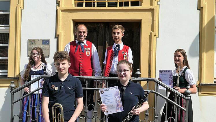 Ausbildungsleiter Richard Dees (3. von links) gratulierte (von links) Anna Brustmann, Christian Plescher, Paul Dees, Rebekka Plescher und Rebecca Schubert.