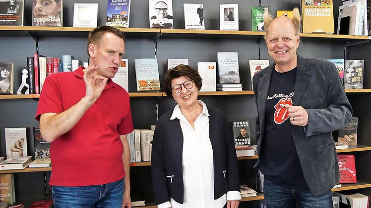 Bereit f&uuml;r Folge 18: Zusammen mit Elke Reitmayer, der Inhaberin der B&uuml;cherstube H&ouml;chstadt, erkunden J&ouml;rg Kaiser (l.) und Atze Bauer die faszinierende Welt der B&uuml;cher.