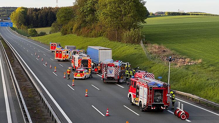 Kleintransporter von Lkw auf A9 im Kreis Hof mitgeschleift