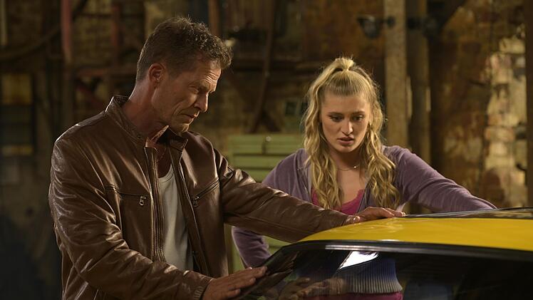 Er ist es, er ist es wirklich: In "Manta Manta - Zwoter Teil" finden Til Schweiger (Bild, mit Luna Schweiger) und der alte Kultwagen, der schon in den frühen 90-ern viele PS- und Filmfans begeisterte, endlich wieder zusammen.