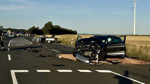 Schwerer Verkehrsunfall auf B19: Ein Toter und sechs zum Teil schwerverletzte Personen