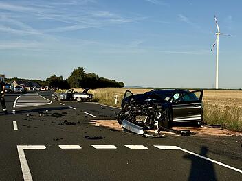 Schwerer Verkehrsunfall auf B19: Ein Toter und sechs zum Teil schwerverletzte Personen