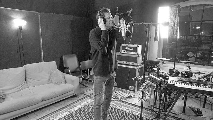 S&auml;nger Campino, Frontmann der Toten Hosen, singt im Studio einen neuen Song ein. Die Kamera war dabei.