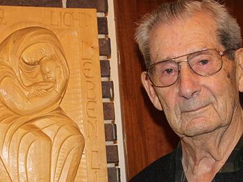 Lothar Möller hat die Hölle überlebt. Zur Erinnerung an seine Rettung hängt bei ihm im Wohnzimmer die "Madonna von Stalingrad". Fotos: Ulrike Müller