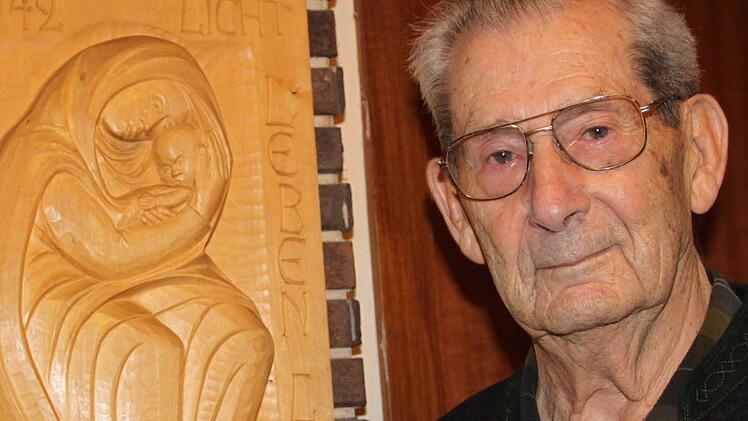 Lothar Möller hat die Hölle überlebt. Zur Erinnerung an seine Rettung hängt bei ihm im Wohnzimmer die "Madonna von Stalingrad". Fotos: Ulrike Müller