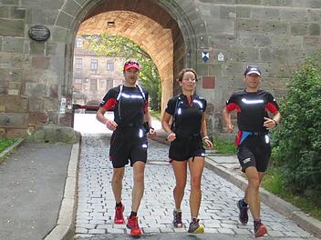 Angekommen: Michael Kraus, Sindy Meier und Dieter Oeckl (von links) haben die 25 Kilometer vom Bayreuther Siegesturm zur Plassenburg bewältigt und hängen noch drei Kilometer bis Priemershof dran.Fotos: privat