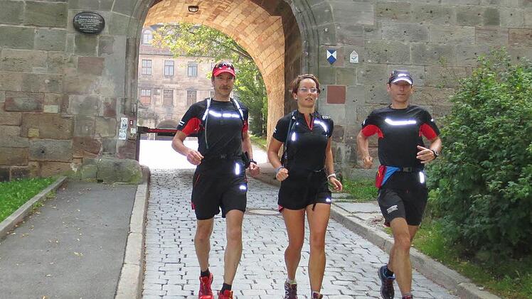 Angekommen: Michael Kraus, Sindy Meier und Dieter Oeckl (von links) haben die 25 Kilometer vom Bayreuther Siegesturm zur Plassenburg bewältigt und hängen noch drei Kilometer bis Priemershof dran.Fotos: privat