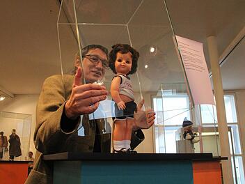 Museumsleiter Udo Leidner-Haber und seine Mitarbeiter arbeiten noch an den Feinheiten der Ausstellung "Unsere ganz besonderen Schätz(e)chen". Diese Puppe, "Die Lilly mit den Punkten", hat schwarze Flecken an Beinen und Bauch. Die Geschichte dahinter erfahren Interessierte beim Besuch. Fotos: Thomas Heuchling