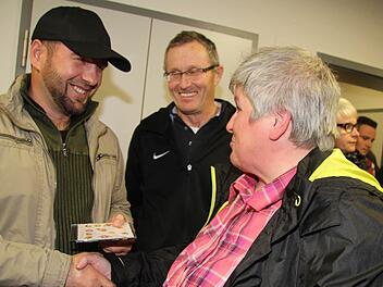 Margitta Hieke überreicht mit Harald Schramm an Alhast Iljasov eine CD mit Erinnerungen an die zwei Jahre in Grafengehaig. Foto: Sonja Adam