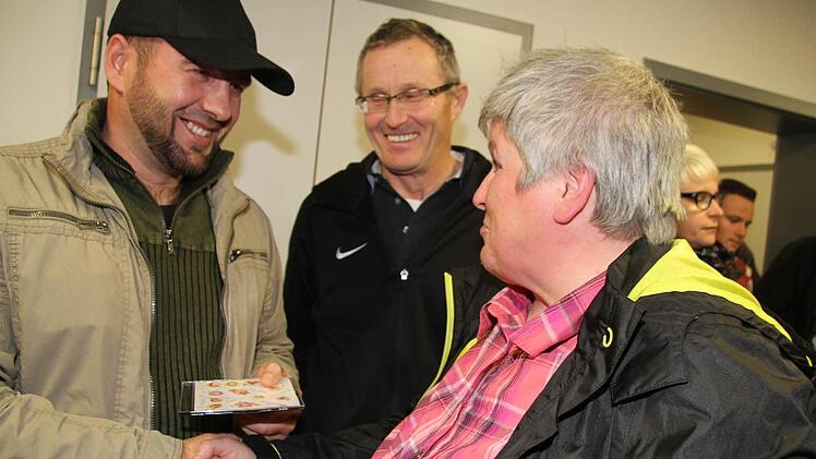Margitta Hieke überreicht mit Harald Schramm an Alhast Iljasov eine CD mit Erinnerungen an die zwei Jahre in Grafengehaig. Foto: Sonja Adam