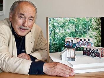 Frieder Klein und das Modell seines Bühnenbildes für den "Zigeunerbaron". Die Operette von Johann Strauß feiert am 12. August Premiere auf der Waldbühne Heldritt. Foto: Jochen Berger