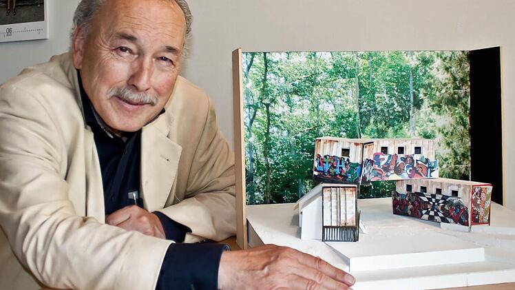Frieder Klein und das Modell seines Bühnenbildes für den "Zigeunerbaron". Die Operette von Johann Strauß feiert am 12. August Premiere auf der Waldbühne Heldritt. Foto: Jochen Berger
