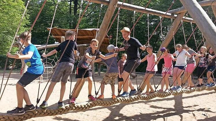 Nach dem Besuch im Georg-Schäfer-Museum konnten sich die Kinder, hier mit Betreuer Joshua Amend (Mitte), im Wildpark Schweinfurt noch einmal so richtig austoben. Der Besuch in Schweinfurt war Teil des Stettfelder Ferienprogramms.  Fotos: Christian Ziegler