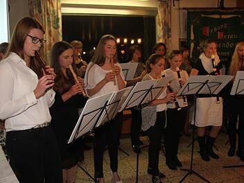 Das Flötenensemble war einst der ganze Stolz des ehemaligen Dirigenten und Ehrenchorleiters Karl-Heinz Wirz. Zum Jubiläum trat Ingrid Kruse mit ehemaligen Flötisten auf. Foto: Sonja Adam