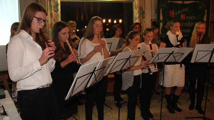 Das Flötenensemble war einst der ganze Stolz des ehemaligen Dirigenten und Ehrenchorleiters Karl-Heinz Wirz. Zum Jubiläum trat Ingrid Kruse mit ehemaligen Flötisten auf. Foto: Sonja Adam