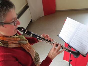 Monika Schaupp beim Klarinette-Spielen Foto: Doris Bauer