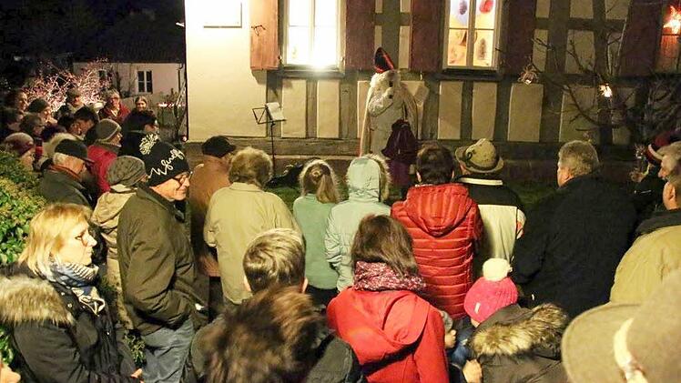 Seit 15 Jahren pflegen die Bürger in Gemünda die Tradition lebendiger Adventsfenster.Foto: Bettina Knauth