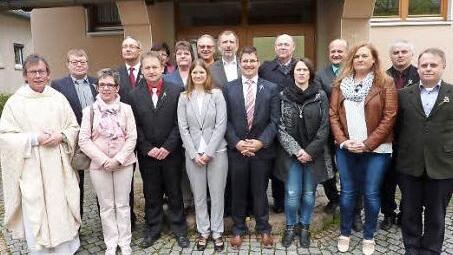 Sie traten in der Stockheimer St. Wolfgangskirche vor 25, 40 und 50 Jahren erstmals zum Tisch des Herrn. Fotos: Gerd Fleischmann