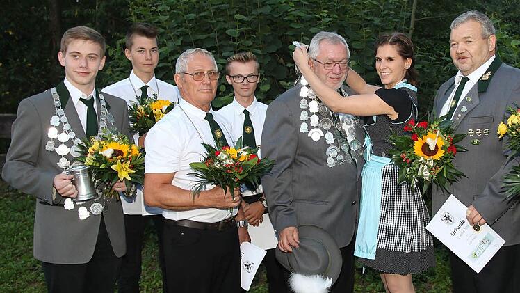 Die Schützenliesel und zugleich Volkskönigin Cindy-Nadine Rühr hängt dem neuen Schützenkönig Alfred Köstner im Beisein des Jungschützenkönigs und den Rittern die Königskette um. (Von links): Jungschützenkönig Philipp Schultheiß, Zweiter Jugendritter Moritz Scharf, Erster Ritter und Humpengewinner Peter Wilhelm, Oberschützenmeister Dennis Stang, Schützenkönig Alfred Köstner, Schützenliesel und Volkskönigin Cindy-Nadine Rühr, Zweiter Ritter Udo Stricker und Zweite Begleiterin Sophie Ehrsam. Fot...