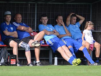 Bediente VfB-Bank: Die Mienen von Co-Trainer Tobias Sesselmann, Coach Klaus Eichhorn und den Ersatzspielern Sebastian Holhut, Tobias Schneider und Mathias Kodisch (von links) sprechen Bände.