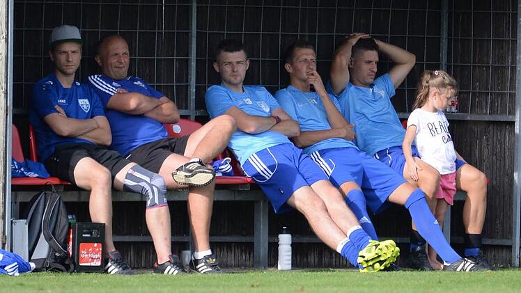 Bediente VfB-Bank: Die Mienen von Co-Trainer Tobias Sesselmann, Coach Klaus Eichhorn und den Ersatzspielern Sebastian Holhut, Tobias Schneider und Mathias Kodisch (von links) sprechen Bände.