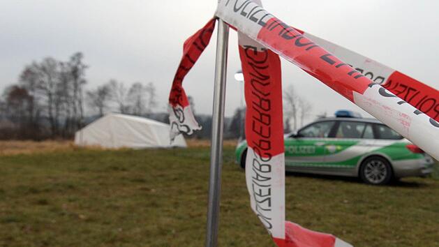 Ein Polizeifahrzeug steht bei Gersthofen-Hirblingen (Bayern) neben einem Zelt, das Polizeibeamte errichtet hatten. Hier wurden zwei Frauenleichen gefunden. Ob es sich dabei um zwei seit Tagen vermissten Frauen aus dem Gersthofener Ortsteil Hirblingen handelt, war zun&auml;chst unklar. Foto: Stefan Puchner/dpa +