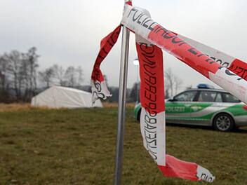 Ein Polizeifahrzeug steht bei Gersthofen-Hirblingen (Bayern) neben einem Zelt, das Polizeibeamte errichtet hatten. Hier wurden zwei Frauenleichen gefunden. Ob es sich dabei um zwei seit Tagen vermissten Frauen aus dem Gersthofener Ortsteil Hirblingen handelt, war zunächst unklar. Foto: Stefan Puchner/dpa +