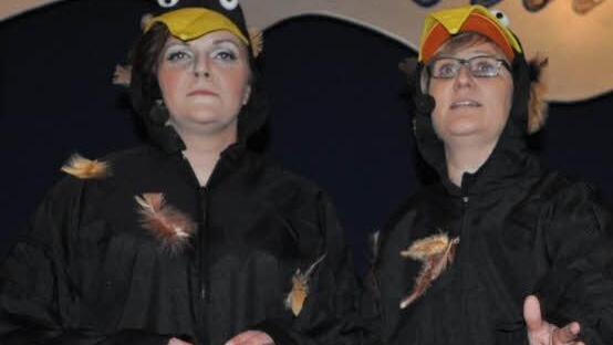 Vor allem den "Baustellenwächter" an der B279 hatten die beiden Amseln Eva Wunderlich (links) und Melanie Franz auf den Kieker - und damit die Lacher auf ihrer Seite.