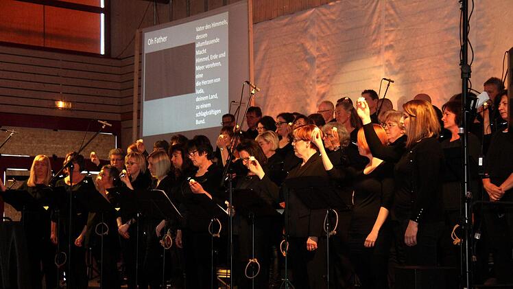 Beim Rock-Oratorium war es auf und vor der Bühne voll.  Foto: Richard Sänger