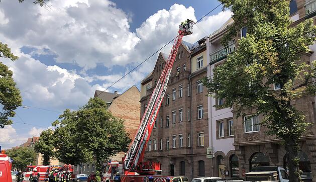 Dachstuhl eines Mehrfamilienhauses fängt Feuer