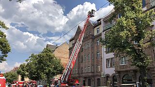 Dachstuhl eines Mehrfamilienhauses fängt Feuer