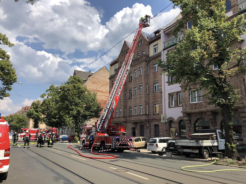 Dachstuhl eines Mehrfamilienhauses fängt Feuer