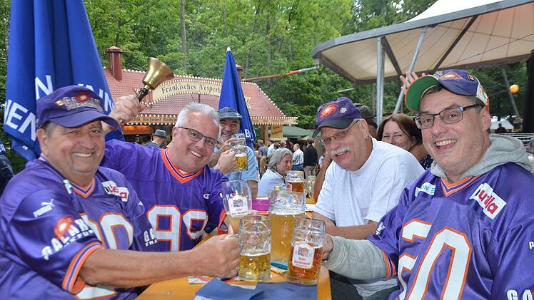 Die Galaxyfans sind auch Rhinofans. Foto: Bernhard Panzer