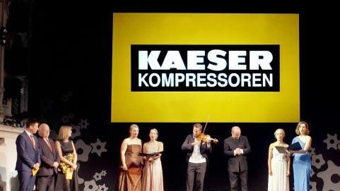 Bewegende Schlussszene des Kaeser-Festakts: Mitglieder des Ensemble des Landestheaters intonieren  Beethovens "Ode an die Freude". Links im Bild: Philipp J. Kaeser, der durch den Abend geführt hatte, mit seinen Eltern Thomas Kaeser und Tina-Maria Vlantoussi-Kaeser. Kaeser Kompressoren