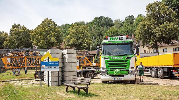 Zur Mittagszeit konnte man bereits die schweren Baufahrzeuge am Parkplatz in Schwürbitz antreffen.  Fotos: Klaus Gagel