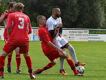 Kaum als Spielertrainer zur TSVgg Hausen gewechselt, wird Eray Cadiroglu (rechts) von seinen eigenen Spielern bedrängt. Was allein daran liegt, dass der A-Klassist nach der kurzfristigen Absage des FC Elfershausen gegen die eigene Reserve ein Testspiel absolvierte. Foto: Hopf
