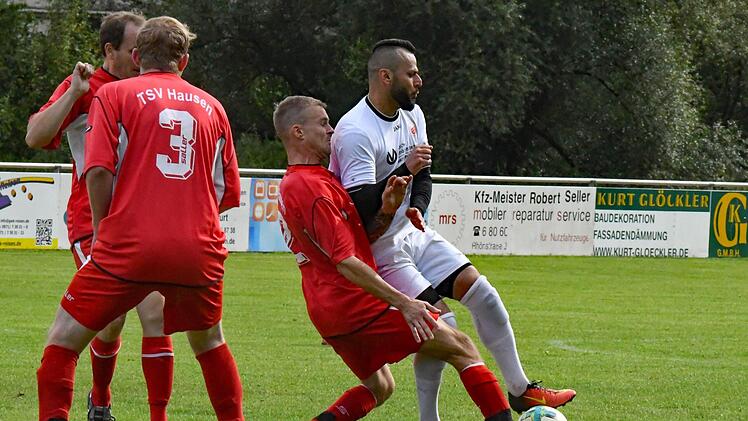 Kaum als Spielertrainer zur TSVgg Hausen gewechselt, wird Eray Cadiroglu (rechts) von seinen eigenen Spielern bedrängt. Was allein daran liegt, dass der A-Klassist nach der kurzfristigen Absage des FC Elfershausen gegen die eigene Reserve ein Testspiel absolvierte. Foto: Hopf