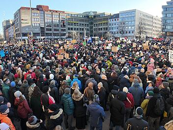 Groß-Demo vor AfD-Büro: Tausende gehen gegen Rechtsextremismus auf die Straße
