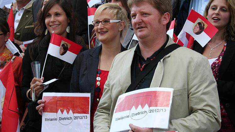 Der Vorsitzende des Fahrer Weinbauvereins, Thomas Braun, mit Frau und Fans.